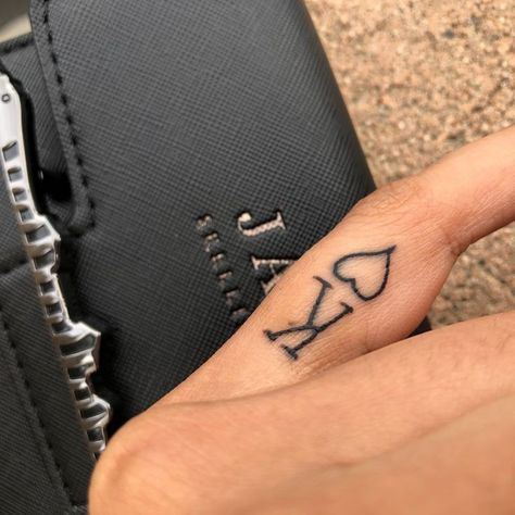 Letter K Tattoo Design, K Letter Tattoo, Snake Around Arm Tattoo, Letter K Tattoo, Tattoos Pequeños, Angle Tattoo, Kevin Kaarl, Tattoo Design For Hand, Skull Hand Tattoo