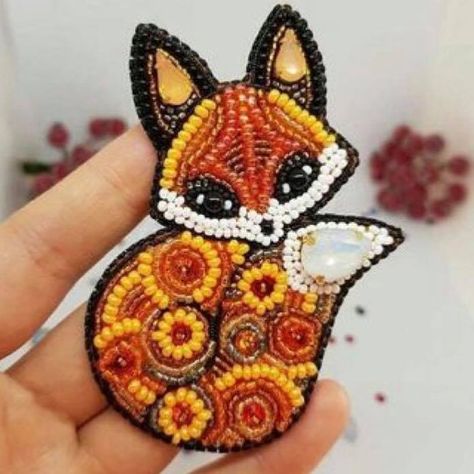 Embroidered Brooch, Beadwork Designs, Beautiful Beadwork, Bead Embroidery Patterns, Beadwork Patterns, Bead Embroidery Jewelry, Beaded Crafts, 자수 디자인, Jeans Diy