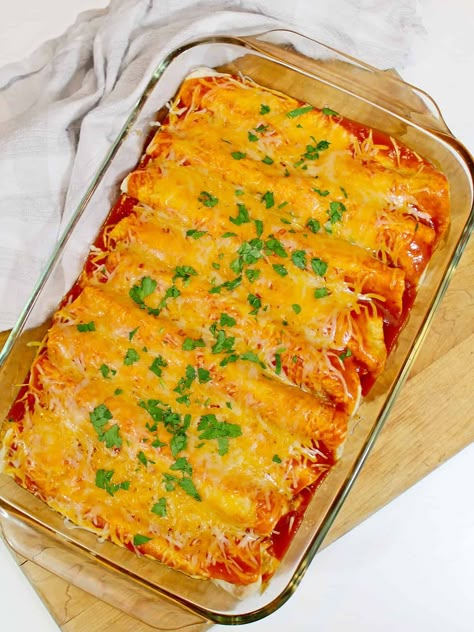 Easy Chicken Sour Cream Enchiladas Your Family will Love Sour Cream Burritos, Chicken Sour Cream Enchiladas, Chicken Sour Cream, Easy Chicken Enchilada Recipe, Sour Cream Enchiladas, White Chicken Enchiladas, Easy Enchiladas, Chicken Enchiladas Easy, Enchilada Recipe