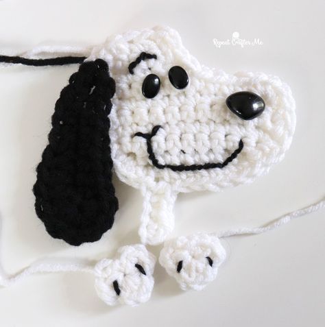 Snoopy Inspired Crochet Applique - Repeat Crafter Me Snoopy Granny Square, Crochet Snoopy Pattern, Snoopy Doghouse, Crochet Snoopy, Halloween Snoopy, Pillow Halloween, Dog Hats, Snoopy Dog House, Snoopy Collection