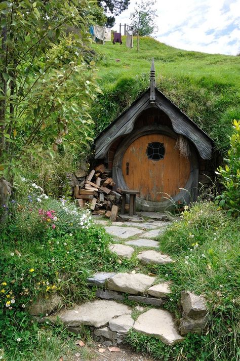 steps Casa Do Hobbit, Casa Hobbit, Hobbit Door, Earth Sheltered, Underground Homes, Hobbit Hole, Hobbit House, Earth Homes, Earthship