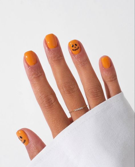 Easy Halloween Nails, Nails For Beginners, Easy Halloween Nails Design, Pumpkin Nail Art, Nail Art Halloween, Holloween Nails, Halloween Nails Easy, Simple Fall Nails, Cute Halloween Nails