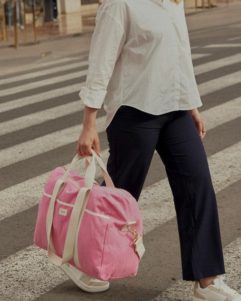 Les essentiels du printemps 🌷 Pour le printemps nos accessoires s’habillent de fleurs et de couleurs lumineuses. Un sac week-end 72h, vos trousses de beauté préférées et une banane. L’essentiel pour une escapade en amoureux ou en famille, le temps d’un week-end ensoleillé 🌞 Circuit Court, Sac Week End, Week End, Porter, Ootd, Pouch, Couture, Tote Bag, Sewing