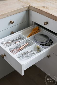 Organize Kitchen Drawers, Kitchen Drawers And Cabinets, Ikea Kitchen Inspiration, Cutlery Drawer Organization, Kitchen Gadgets Organization, Deep Drawer Organization, Kitchen Drawer Dividers, Storage Lighting, Organize Kitchen