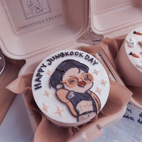 Jungkook Cake Design, Jungkook Birthday Cake, Jungkook Cake Ideas, Jungkook Cake, Bts Cake, Vintage Birthday Cakes, Tools Drawing, Kawaii Cooking, Bts Birthdays