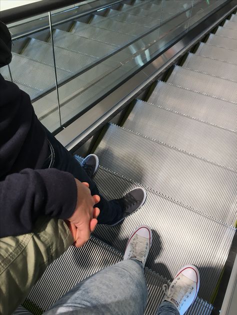 #Tumblr #Goals #Pareja #Logros #Juntos #Mano #Escaleras Couple Tumblr, Tumblr Couples, Goals Pictures, Ulzzang Couple, Boyfriend Goals, Relationship Goals Pictures, Photo Couple, Naha, Cute Relationship Goals