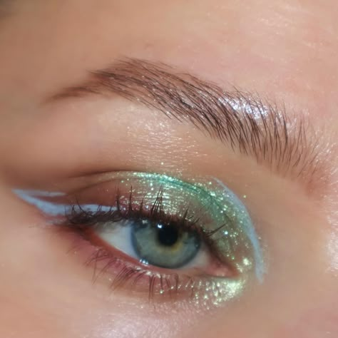 "Oh Christmas brow, oh Christmas brow, how lovely are your arches..." Maquillage On Fleek, Funky Makeup, Indie Makeup, Brown Mascara, Ethereal Makeup, Dope Makeup, Fairy Makeup, Makeup Tattoos, Eye Makeup Art