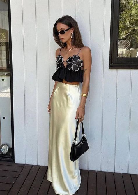 Satin Skirt Outfit, Outfit Dinner, Looks Pinterest, Gold Skirt, Rock Outfit, Stunning Tops, Flower Top, Night Out Outfit, Dinner Outfits