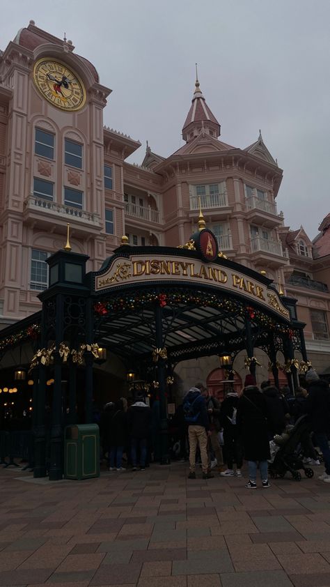 Disney Paris Christmas, Disneyland Paris Winter, Disneyland Paris Aesthetic, Disneyland Winter, Disneyland Paris Christmas, Paris In December, Disney Winter, A Little Life Book, France Winter