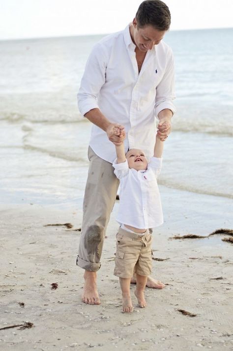 Neutral tones and pants-transformers are both on trend for Summer 2016 Father Son Matching Outfits, Father Son Photography, Father Son Outfits, Family Beach Pictures, Beach Family Photos, Outfits Black, Family Photo Outfits, Family Fashion, Family Beach