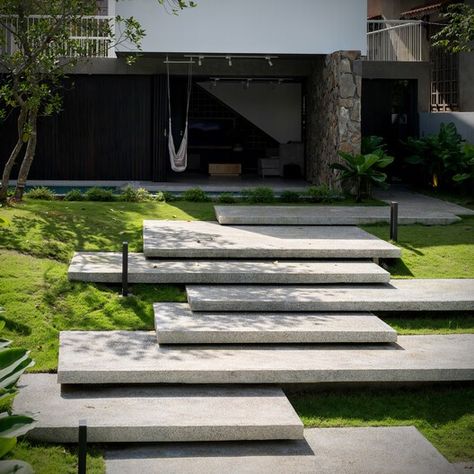 Garden Stairs Ideas, Stairs Designs, Plant Vines, Outside Stairs, Landscape Stairs, Front Stairs, Staircase Outdoor, Landscape Steps, Top Of The Stairs