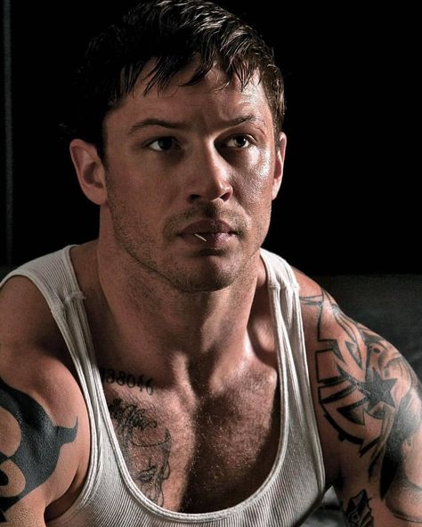 Tom Hardy Aesthetic, Hardy Aesthetic, Tom Hardy Tattoos, Tom Hardy Warrior, Actor Photography, Tom Hardy Actor, Eddie Brock Venom, Warrior Movie, Hollywood Video