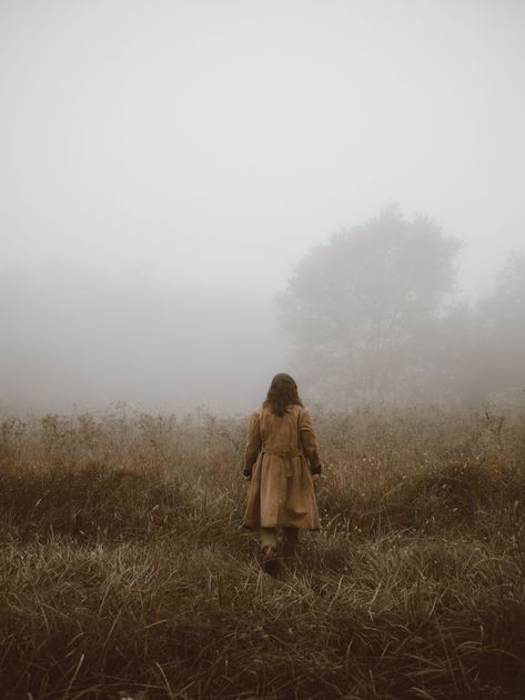 Foggy Morning Photoshoot, Moody Aesthetic Pics, Morning Photoshoot Outdoor, Fog Photography People, Moody Winter Photoshoot, Autumn Photoshoot Aesthetic, Autumn Photography Aesthetic, Photoshoot Autumn Ideas, Autumn Film Photography