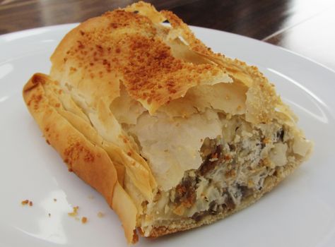 Mushroom strudel Mushroom Pastry, Mushroom Strudel, Mushrooms Food, Filo Pastry Recipes, Mushroom Leek, Recipe Mushroom, Strudel Recipes, Creamy Recipes, Veggie Dinner