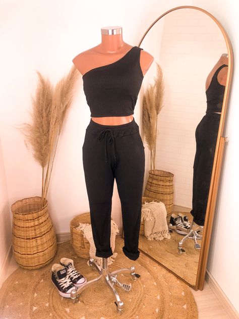 Clothes Pictures Ideas For Selling, Clothing Boutique Decor, Clothes Layout, Boutique Decor, Youth Clothing, Online Shop Design, Clothes Pictures, Clothing Photography, Crop Top Outfits