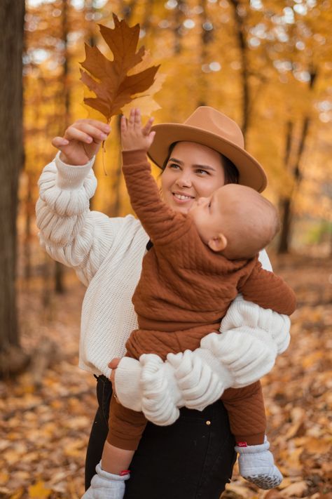 Cute fall photoshoot idea with a baby — I am Christina xo Mom Baby Pictures, Mommy Son Pictures, Mommy And Me Christmas, Fall Family Outfits, Autumn Family Photography, Toddler Photoshoot, Thanksgiving Photos, Shooting Ideas, Fall Family Photo Outfits