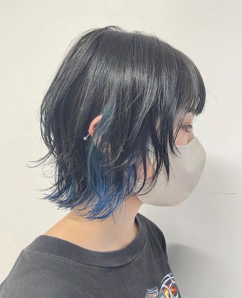 Blue Tips Hair, Hair Stail, Blue Hair Highlights, Short Hair Blue, Short Hair Highlights, Hair Color Underneath, Shaggy Short Hair, Hair Color Streaks, Hair Arrange