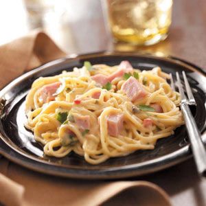 Baked Ham Tetrazzini-Rich, creamy pasta and cubed ham blend perfectly in this hearty Baked Ham Tetrazzini for two. It's a great way to use up leftover holiday ham. Ham Leftover Recipes, Ham Tetrazzini Recipe, Ham Tetrazzini, Dinner For Two Recipes, Ham Dishes, Simple Dinners, Leftover Recipes, Ham Casserole, Pasta Meals