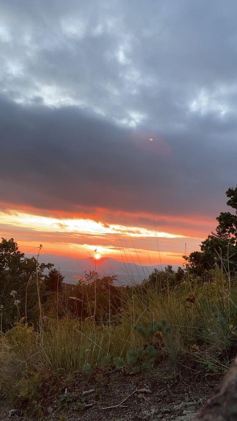 Mountains Aesthetic, Sunset Time, Fotografi Digital, Photography Sunset, Scenery Pictures, Amazing Nature Photography, Aesthetic Sunset, Photography Landscape, Time Lapse Video