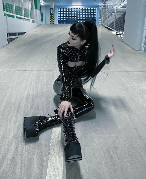 Pvc Goth Outfit, Underground Facility, Neon Goth, Pvc Leggings, Current Mood Clothing, Neon Cyberpunk, Goth Outfit Ideas, Bra Corset, Leather Outfits Women