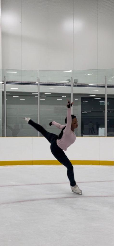 Figer Skating Aesthetic, Black Figure Skater Aesthetic, Ice Staking Outfit Aesthetic, Competitive Figure Skating, Ice Figure Skating Aesthetic, Ice Skating Black Woman, Figure Skating Fits, Figure Ice Skating Aesthetic, Figure Skating Core