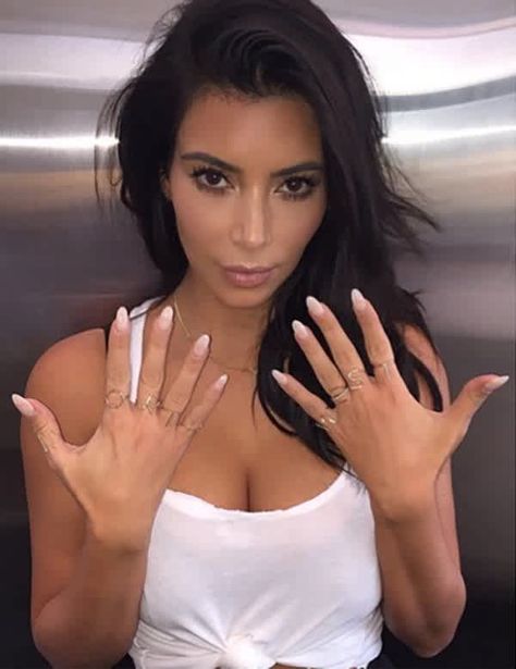 Khloe Kardashian Nails, Kim Kardashian Nails, Kardashian Nails, Ballerina Nails Short, Square Oval Nails, Short Almond Shaped Nails, Kim Kardashian Wedding, Nail Shapes Squoval, Short Oval Nails