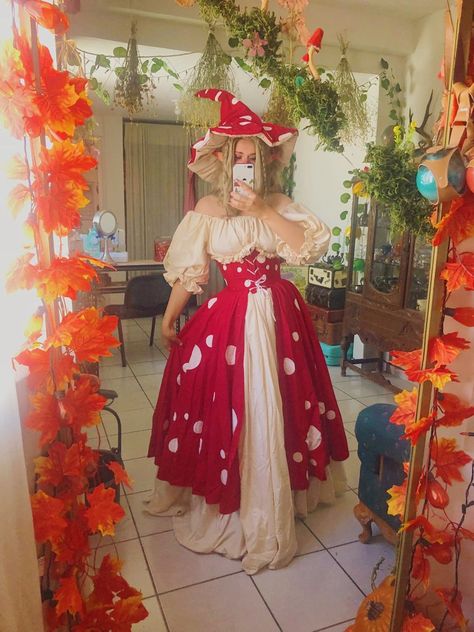 Ren Fest Mushroom, Renfair Costume Ideas, Mushroom Renn Faire, Glow Wave Aesthetic Outfit, Witch Fairy Costume, Amanita Mushroom Costume, Mushroom Dress Fairy, Mushroom Witch Cosplay, Mushroomcore Aesthetic Outfits