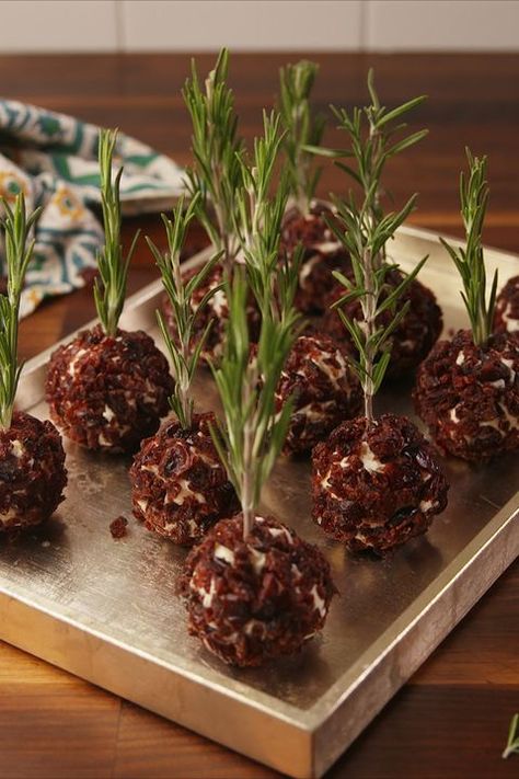 Cranberry Cheese Ball Bites Christmas Cheese Balls, Cranberry Cheese Ball, Easter Cheese Ball, Cookout Appetizers, Graze Table, Cheese Logs, Turkey Cheese Ball, Tapas Ideas, Cheese Ball Bites