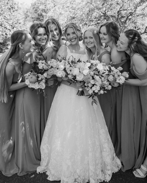 Kate & her bridesmaids 🤍 Six Bridesmaids Photos, Cute Wedding Photos Bridesmaids, Bridesmaid Portraits Picture Ideas, Bride Photos With Bridesmaids, Wedding Photography Poses Bridesmaids, Bridal Party Photo Poses, Wedding Bridesmaid Photo Ideas, Creative Bridesmaid Photos, Wedding Bridesmaid Poses