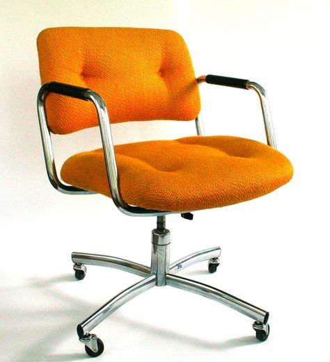 Reupholstered office chair Mid Century Modern Desk Chair, Ikea Office Chair, Desk Chair Diy, Vintage Office Desk, Vintage Desk Chair, Retro Office Chair, Wooden Desk Chairs, Vintage Office Chair, Upholstered Office Chair