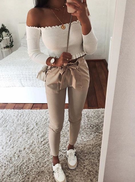 White Pants Women, Spring Dresses Women, Beige Pants, Pinterest Outfits, Fashion Mode, Looks Vintage, Outfits Casuales, White Sneakers, Cute Casual Outfits