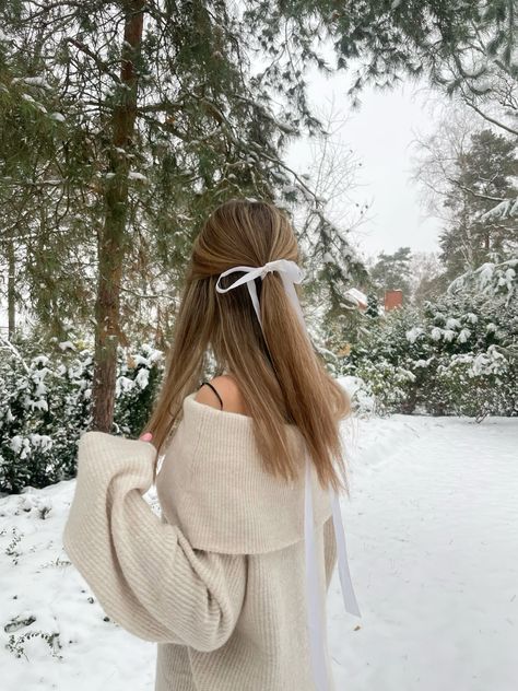 Blonde Winter Aesthetic, Winter Girly Aesthetic, Winter Aesthetic Photoshoot, Christmas Pictures Instagram, Cute Snow Outfit, Laying Outfits, Winter Aesthetic Pics, Winter Clean Girl Aesthetic, Ig Inspo Pics Winter