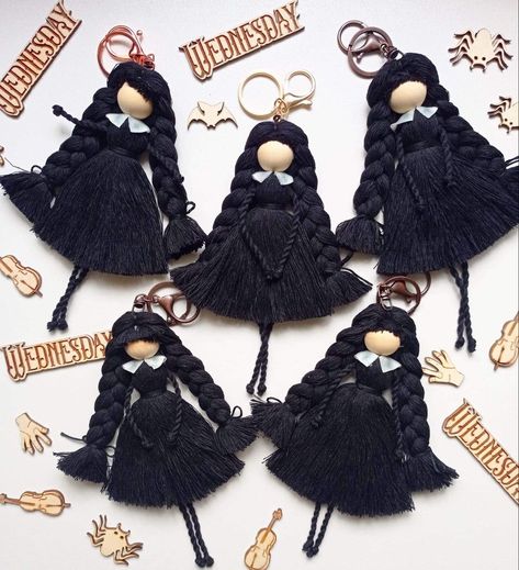 Halloween Macrame, Wednesday Addams Doll, Diy Yarn Dolls, Macrame Doll, Dolls Handmade Diy, Yarn Dolls, Worry Dolls, Doll Diy Crafts, Fairy Crafts