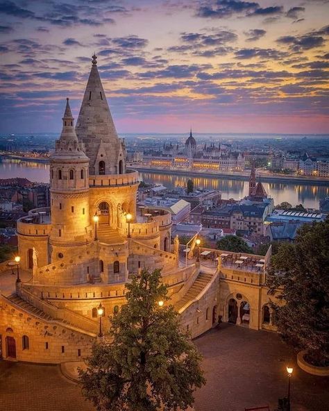 Travel Budapest, Visit Budapest, Hungary Travel, Budapest Travel, Twilight Photos, Buda Castle, Chateau France, Beautiful Castles, Innsbruck