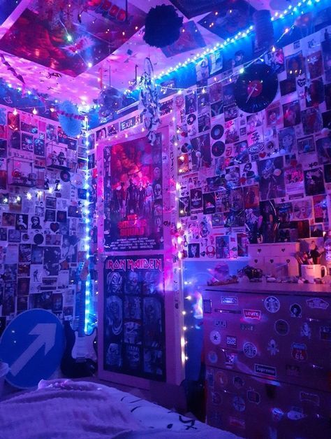 Vaporwave Aesthetic Bedroom, Weirdcore Bedroom, Room Decor Maximalist, Vibey Bedroom, Punk Room, Dream Bedroom Inspiration, Chill Room, Room Redesign, Grunge Room