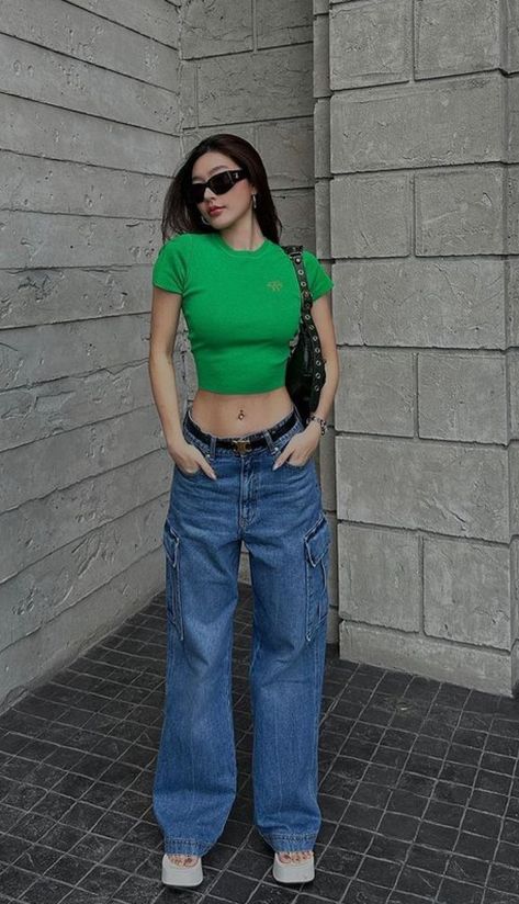 Blue Cargo Pants Outfit, Winter Wonderland Outfit, Blue Cargo Pants, Gala Outfit, Color Combos Outfit, Blue Jean Outfits, Crop Top With Jeans, Big Mountain, Jeans With Heels