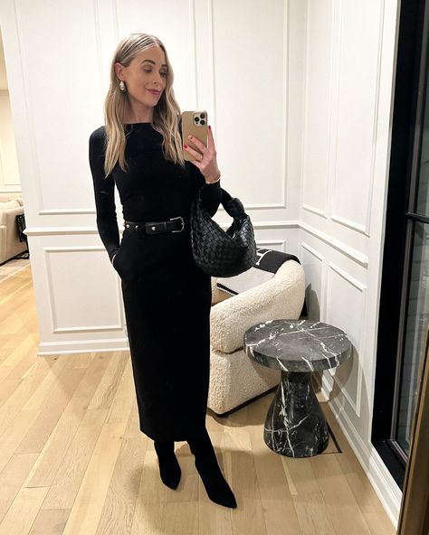 Daily Look - Fashion Jackson Black Mini Skirt Outfit Autumn, Black Mini Jodie Outfit, Black Mini Denim Skirt For Fall, Mini Jodie Bag Street Style, Chic Black Mini Skirt, Bottega Veneta Outfit, Nashville Fashion, Bottega Veneta Jodie, Winter Date Night