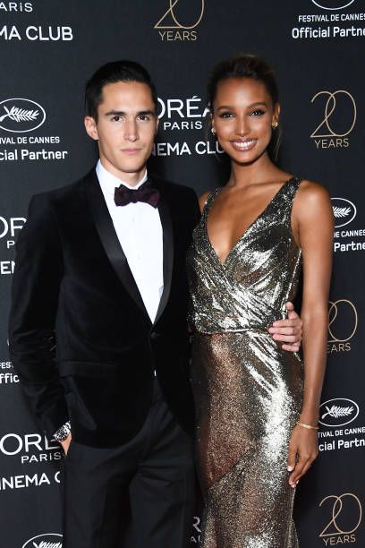 Jasmine Tookes Pregnant, Giant Engagement Ring, Jasmin Tookes Black Dress, Jasmine Tookes Vanity Fair, Jasmine Tookes No Makeup, Jasmin Tookes, Jasmine Tookes Met Gala 2022, Interracial Couple Photography, Club Attire