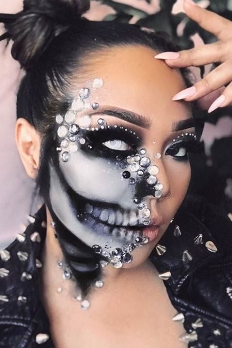 Half Skull Face Makeup, Half Face Halloween Makeup, Face Halloween Makeup, Crazy Halloween Makeup, Half Skull Makeup, Skull Face Makeup, Half Face Makeup, Halloween Skeleton Makeup, Muertos Makeup