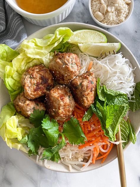 Lemongrass Turkey Meatball Vermicelli Bowl - WINNIESBALANCE Vermicelli Bowl, Chicken Vermicelli, Vermicelli Salad, Turkey Meatballs Healthy, Vermicelli Recipes, Turkey Meatball, Vermicelli Noodles, Pork Meat, Turkey Meatballs