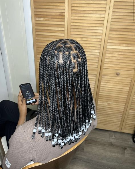 Black Hair Hairstyles Braids, Box Braids With Curly Ends And Beads, Short Braids For School, Hairstyles With Braiding Hair For Black Women, Individual Braids With Beads, Hairstyles For School Black Girls Braids, Cute Knotless Braid Hairstyles With Beads, Beads Hairstyles Black Women, Box Braid With Beads