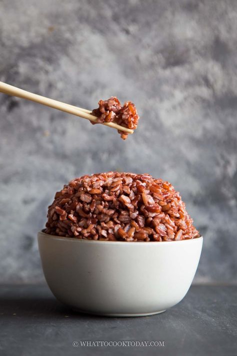 In this post, I'm sharing how to cook whole grain red rice in a rice cooker, Instant Pot pressure cooker, and on the stove. How To Make Red Rice, Rice Grain Photography, Red Rice Recipes, Rice In A Rice Cooker, Red Rice Recipe, Dr Greger, Confinement Food, Noom Recipes, Rice Photography