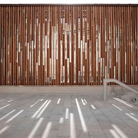 Wood Screen Wall, Wall Partition Design, Studios Architecture, Divider Wall, Partition Design, Grill Design, Partition Wall, Wooden Slats, Facade Architecture