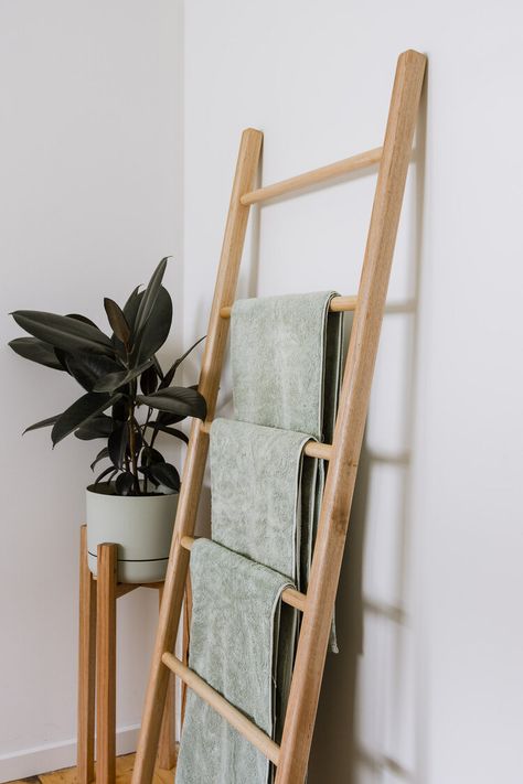 How To Make a DIY Timber Blanket / Towel Ladder — Al + Imo Handmade How To Make a DIY Timber Blanket / Towel Ladder Blanket Ladder Decor, Toallero Ideas, Bathroom Ladder, Cookbook Stand, Diy Ladder, Towel Ladder, Diy Towels, Timber Furniture, Wooden Ladder