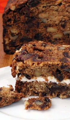 Date nut bread is a perfect mid-20th Century treat - as wonderful now as it was in the days of Mad Men & Betty Crocker. Try this version with cream cheese. Fruit Basket Cake, Date Bread, Bread With Cream Cheese, Date Nut Bread, Basket Cake, Nut Bread Recipe, Cake Gluten Free, Fruit Bread, Nut Bread