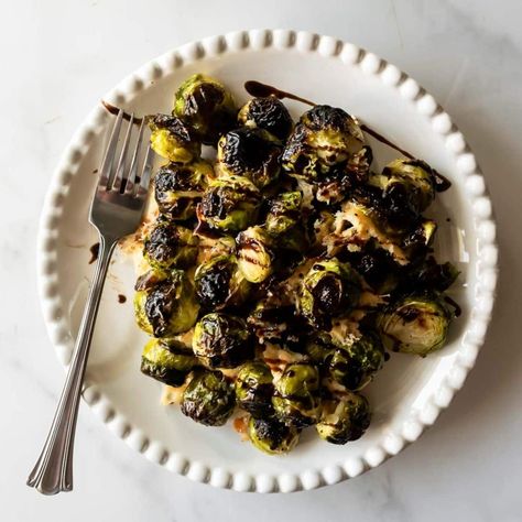 Packed with flavor and not much effort, these parmesan brussels sprouts turn a basic vegetable into an irresistible side dish. Tossed in spices and roasted to perfection on a bed of fresh parmesan cheese. Perfect for weeknight dinners or festive holiday tables, and for an extra savory touch, add crispy bacon! Parmesan Brussels Sprouts, Roasted Sprouts, Creamy Macaroni And Cheese, Boursin Cheese, Rosemary Chicken, Roasted Brussel Sprouts, Favorite Side Dish, Crispy Bacon, Brussels Sprouts