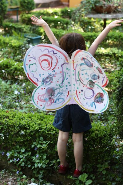 DIY butterfly wings, going to try this with paperbags Costumes For Women Funny, Diy Butterfly Costume, Halloween Costumes Star Wars, Simple Wings, Original Halloween Costumes, How To Make Butterfly, Diy Wings, Homemade Dress, Solstice Celebration