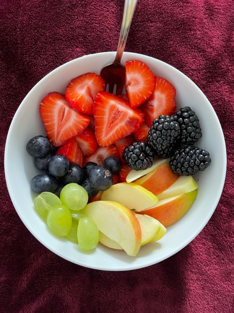 #bowl #fruit #strawberry #blueberry #apple #grapes #raspberry #healthyfood #vegetarian Healthy Fruit Snacks, Tumblr Food, Healthy Lunch Snacks, Healthy Food Dishes, Sorbet Recipes, Food Therapy, Healthy Lifestyle Food, Healthy Food Motivation, Healthy Foodie