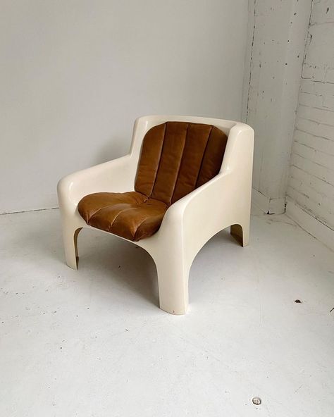 Maison Singulier on Instagram: “Gaia armchair by Carlo Bartoli for Arflex, 1960's Features a cream fiberglass frame and brown leather cushions. Has stamp under the leg -…” Carlo Bartoli, Leather Cushions, Vogue Living, Vintage Interior, Leather Cushion, Furniture Designer, Living Room Makeover, Vintage Chairs, Elle Decor