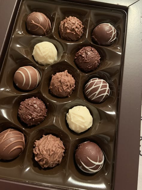 Food Cravings Chocolate, Chocolate Astetic, Box Of Chocolates Aesthetic, Chocolat Aesthetic, Chocolates Aesthetic, Korean Chocolate, Aesthetic Chocolate, Chocolate Aesthetic, Chocolate Pictures